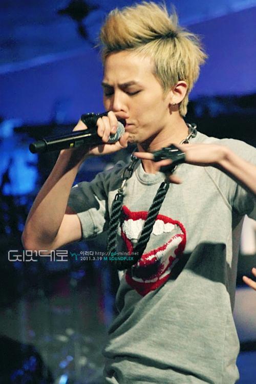 权志龙微博背景,权志龙微博背景下的时尚魅力与音乐传奇