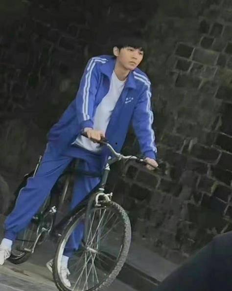 王俊凯骑车照片,青春活力尽显街头